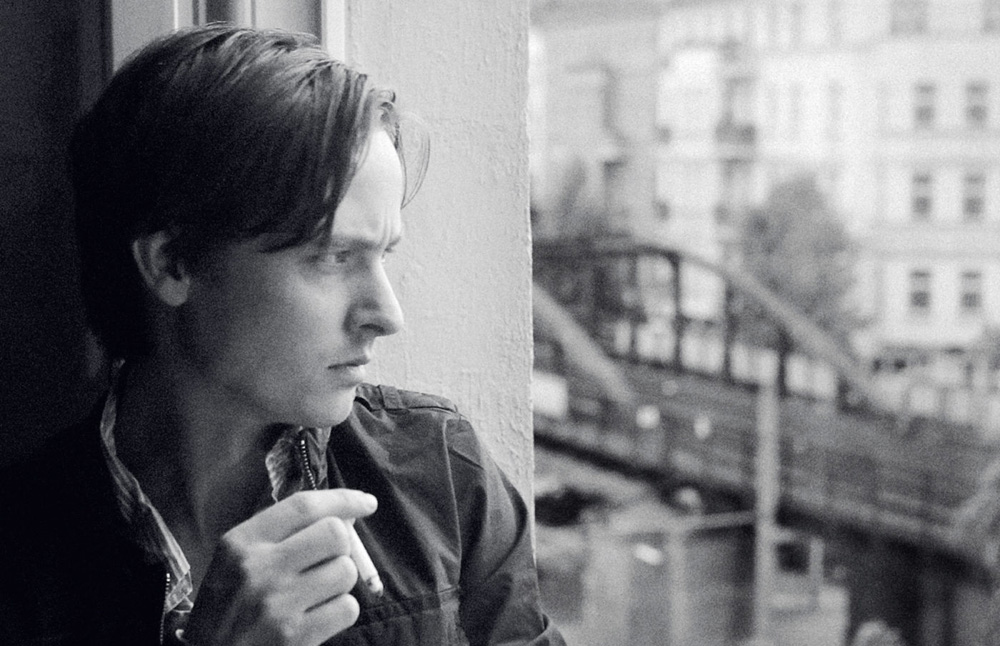 Tom Schilling in "A Coffee in Berlin"