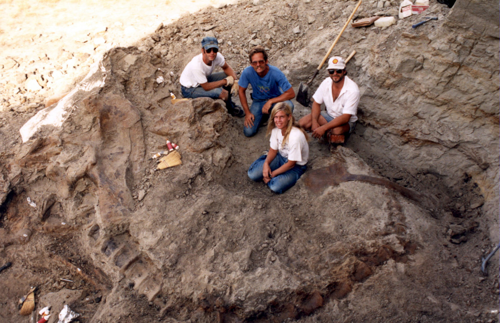Susan Fredrickson, Peter Larson, Neal Larson discover Sue, the Tyrannosaurus Rex in South Dakota in "Dinosaur 13"