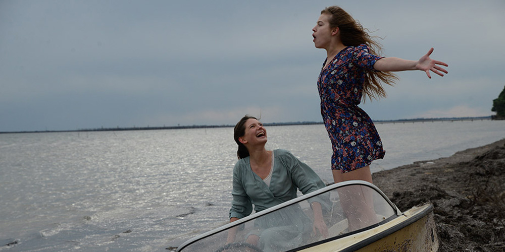 Lou de Laage and Josephine Japy in "Breathe"