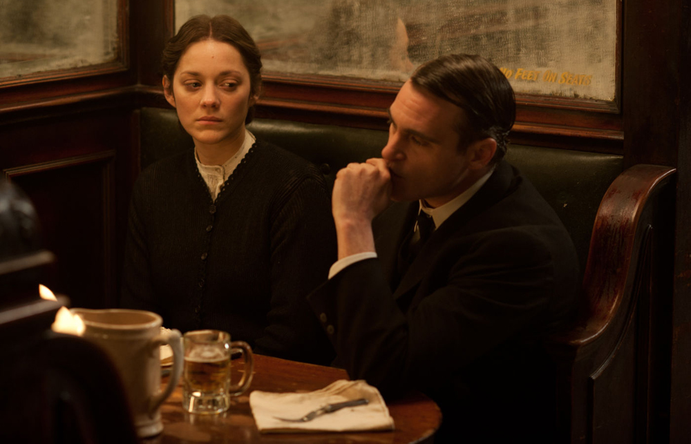 Joaquin Phoenix and Marion Cotillard in "The Immigrant"