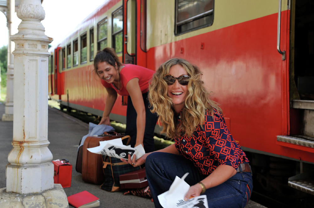 Cécile de France and Izïa Higelin in "Summertime"