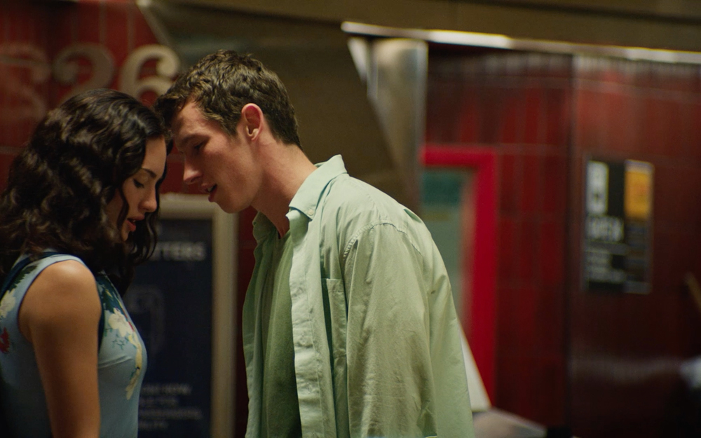 Callum Turner and Grace Van Patten in "Tramps"