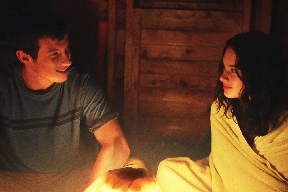 Callum Turner and Grace Van Patten in "Tramps"