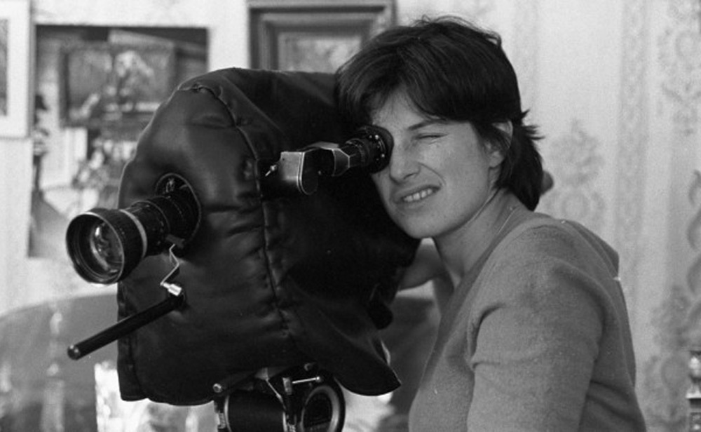Chantal Akerman in "Tell Me"