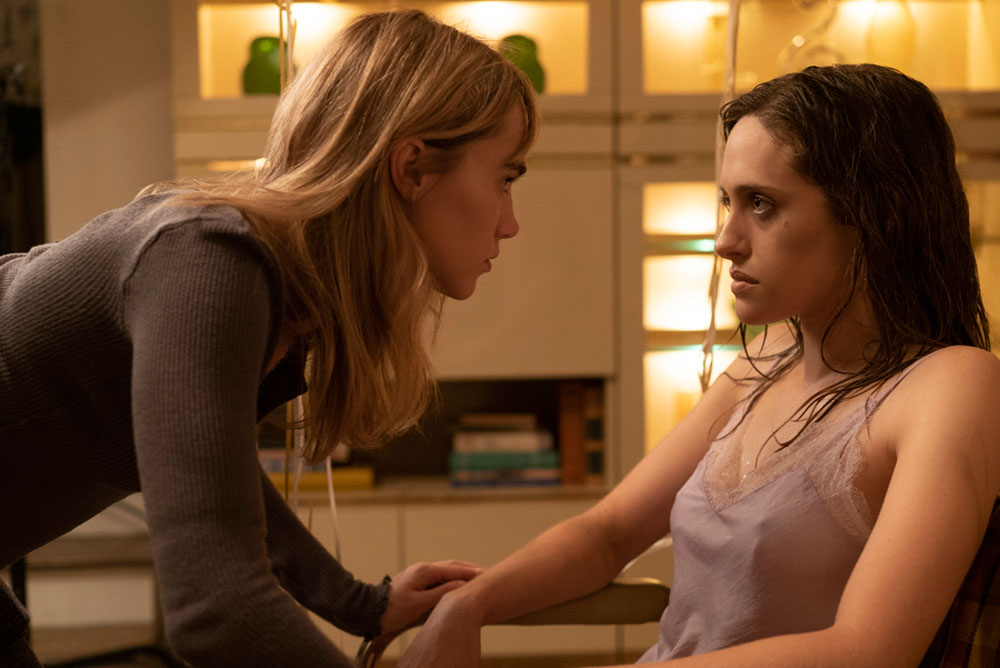 Suki Waterhouse and Carly Chaiken in "New Year, New You"